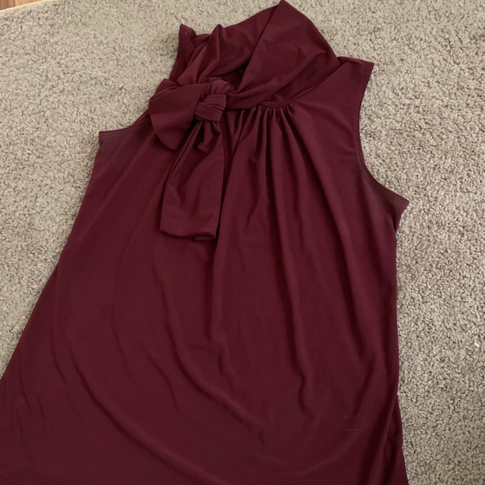 Sleeveless maroon top L